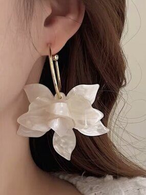 NEW Pearly White Tropical Flower Lucite Drop Hoop Earrings